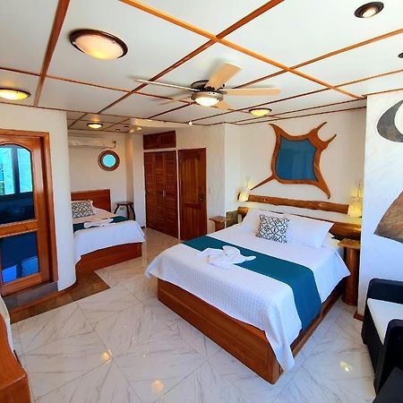 Casa Ocean Pier Bed and Breakfast Puerto Ayora  Exteriör bild