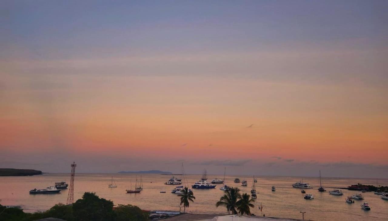 Casa Ocean Pier Bed and Breakfast Puerto Ayora  Exteriör bild